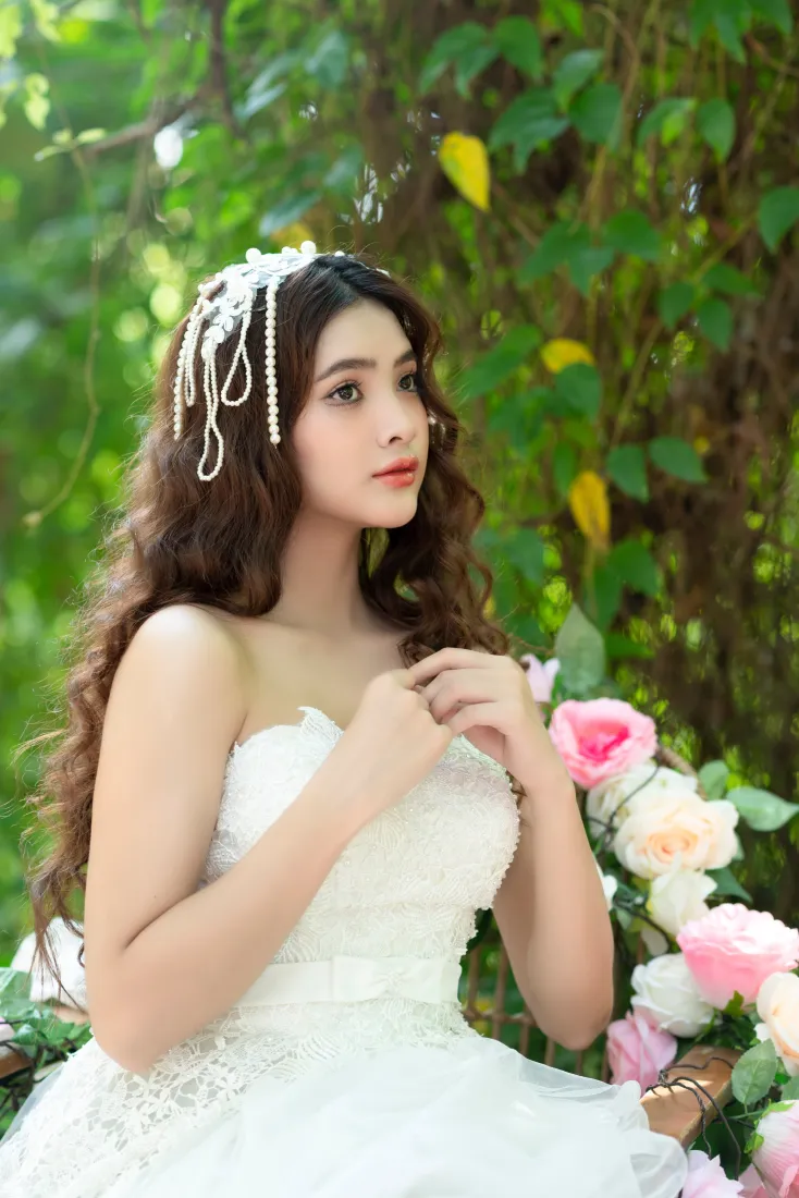 白裙婚纱美女手机壁纸｜绿植花丛背景图片 - 森系户外写真「哲风壁纸」