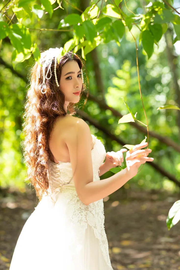 森系婚纱美女手机壁纸｜林间光影背景图片 - 户外清新写真「哲风壁纸」