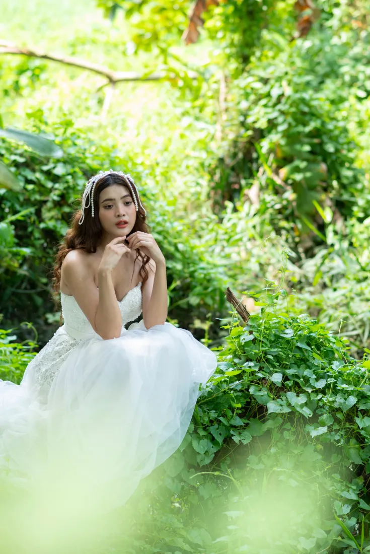森系婚纱少女手机壁纸｜清新绿植背景图片 - 户外写真「哲风壁纸」