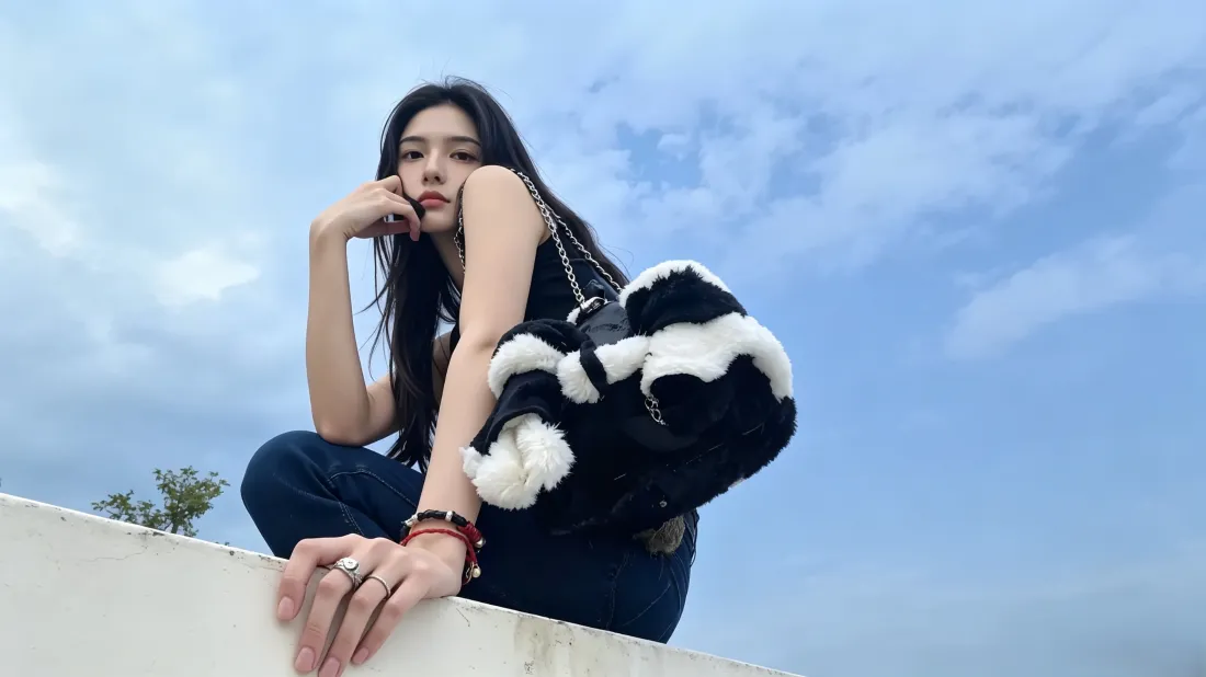 3k美女壁纸｜蓝天户外背景图片 - 氛围感时尚写真「哲风壁纸」