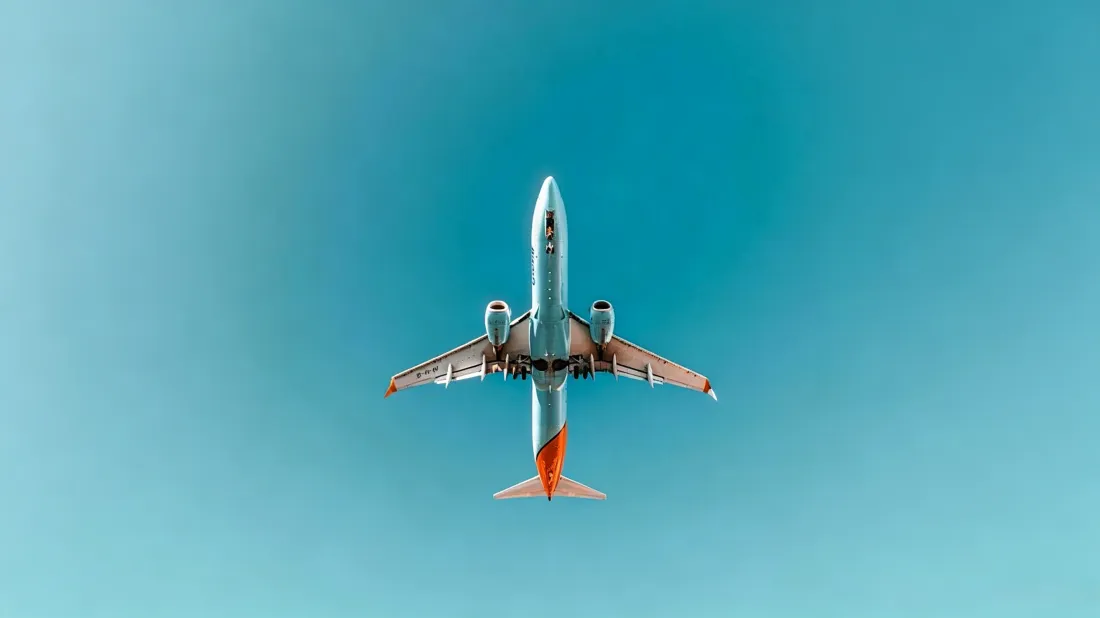 3k民航客机壁纸｜晴朗蓝天背景图片 - 航空飞行画面「哲风壁纸」