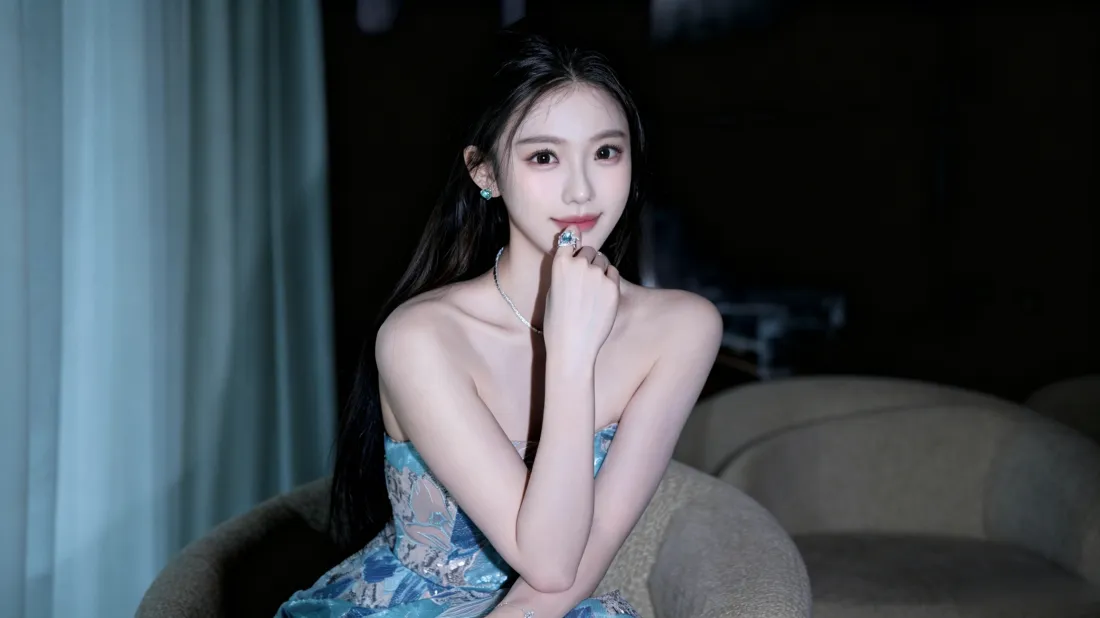 3k蓝裙美女壁纸｜室内沙发氛围感背景图片 - 气质精致写真「哲风壁纸」