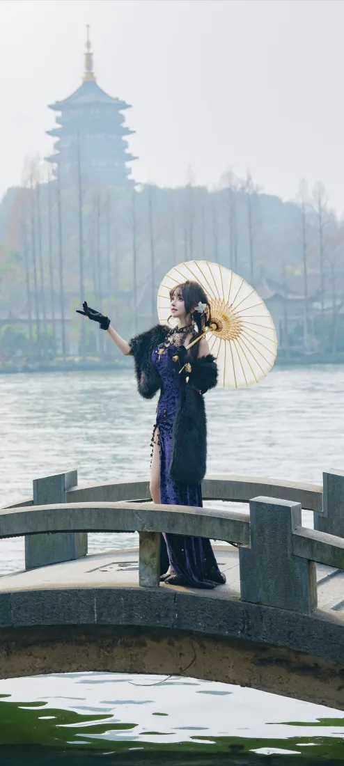 国风旗袍美女手机壁纸｜湖畔石桥古塔背景图片 - 复古氛围感「哲风壁纸」