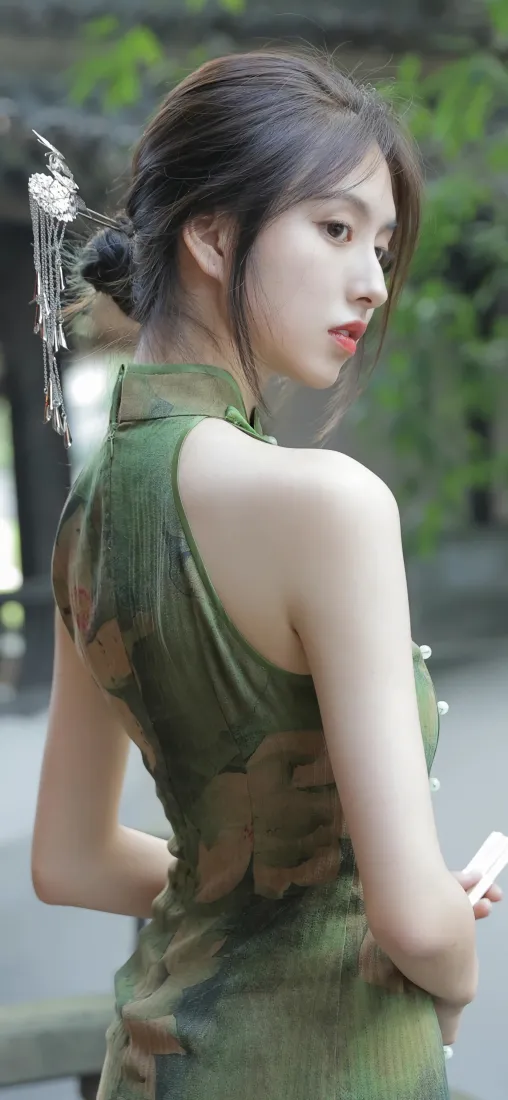 国风旗袍美女手机壁纸｜户外绿植背景图片 - 清冷感写实写真「哲风壁纸」