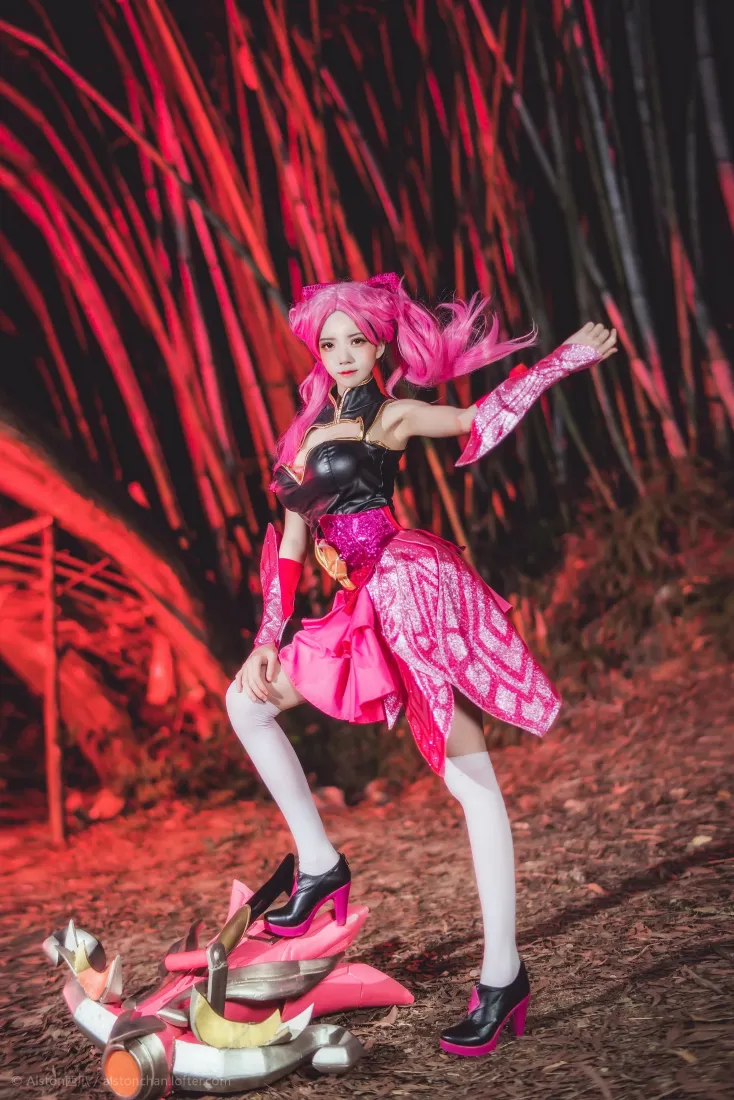桜桃喵cos孙尚香手机壁纸｜王者荣耀蔷薇恋人背景图片 - 真人写真「哲风壁纸」