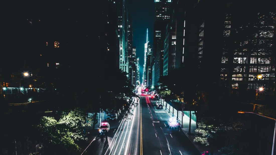 4k城市夜景壁纸｜道路流光背景图片 - 都市夜晚车流光斑「哲风壁纸」