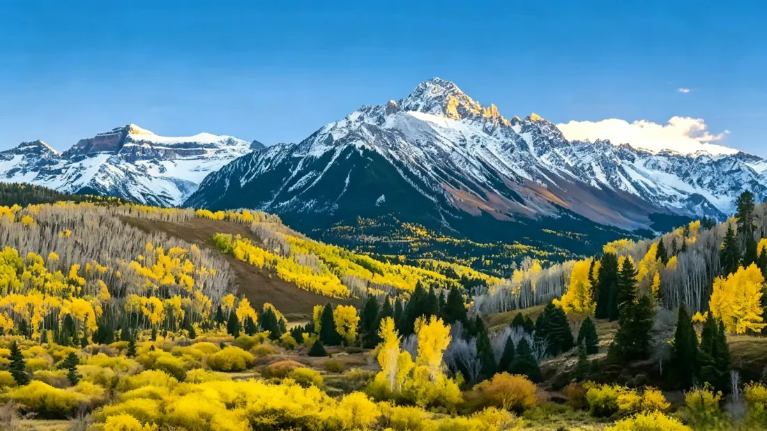3k秋日雪山森林壁纸｜金黄林野高山背景图片 - 自然风景「哲风壁纸」