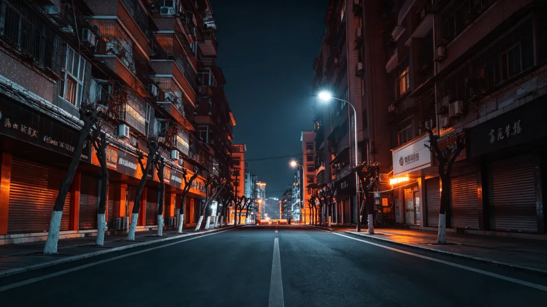 3k城市夜景壁纸｜空旷街道背景图片 - 暖光氛围感街景「哲风壁纸」