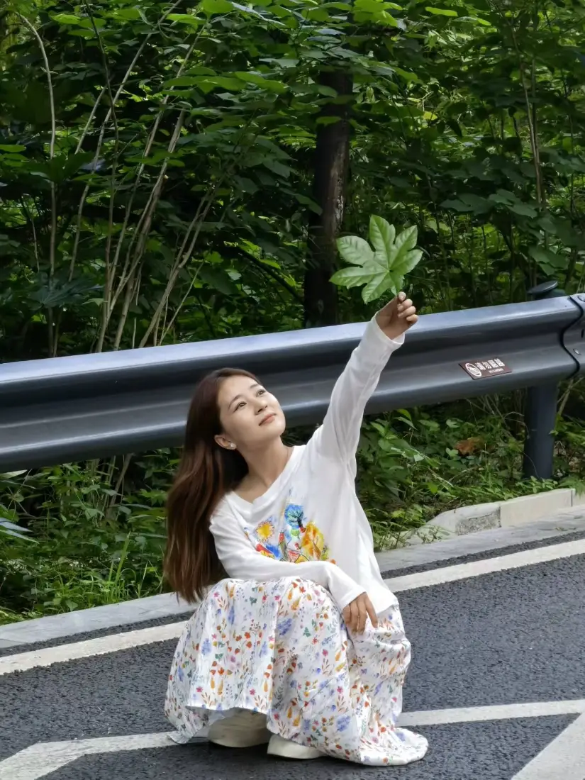 清新少女手机壁纸｜公路绿植背景图片 - 魅力迷人治愈「哲风壁纸」