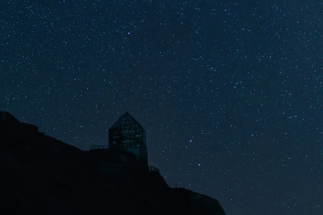 3k星空壁纸｜夜晚山间背景图片 - 山峰建筑剪影「哲风壁纸」