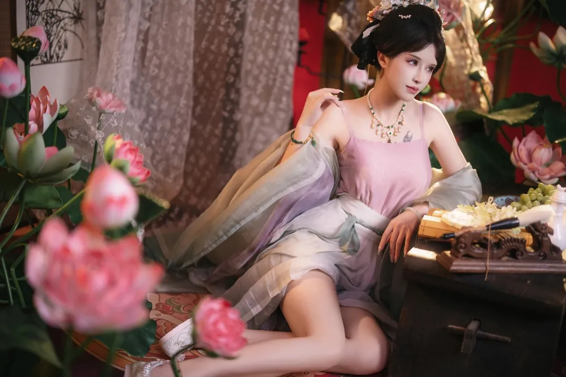 2k古风美女壁纸｜荷花雅致场景背景图片 - 温婉汉服写真「哲风壁纸」