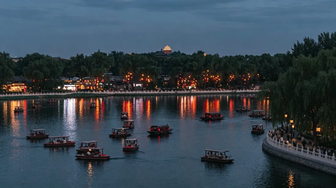 3k什刹海夜景壁纸｜湖面游船灯火背景图片 - 氛围感自然风景「哲风壁纸」
