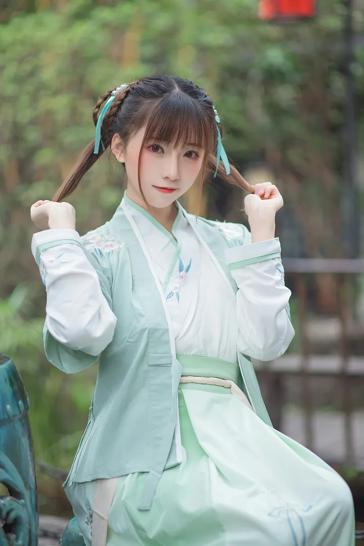 绮太郎Kitaro手机壁纸｜户外绿植背景图片 - 淡绿汉服甜美写真「哲风壁纸」