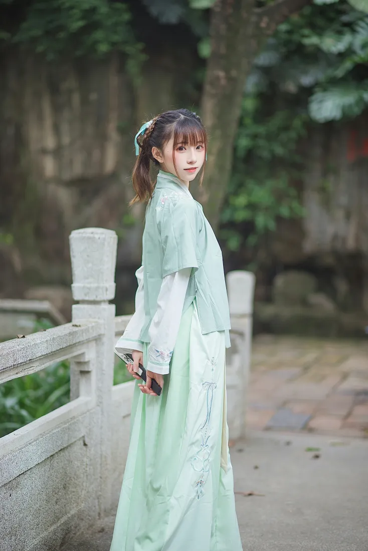 绮太郎Kitaro手机壁纸｜青绿汉服户外背景图片 - 国风少女写真「哲风壁纸」