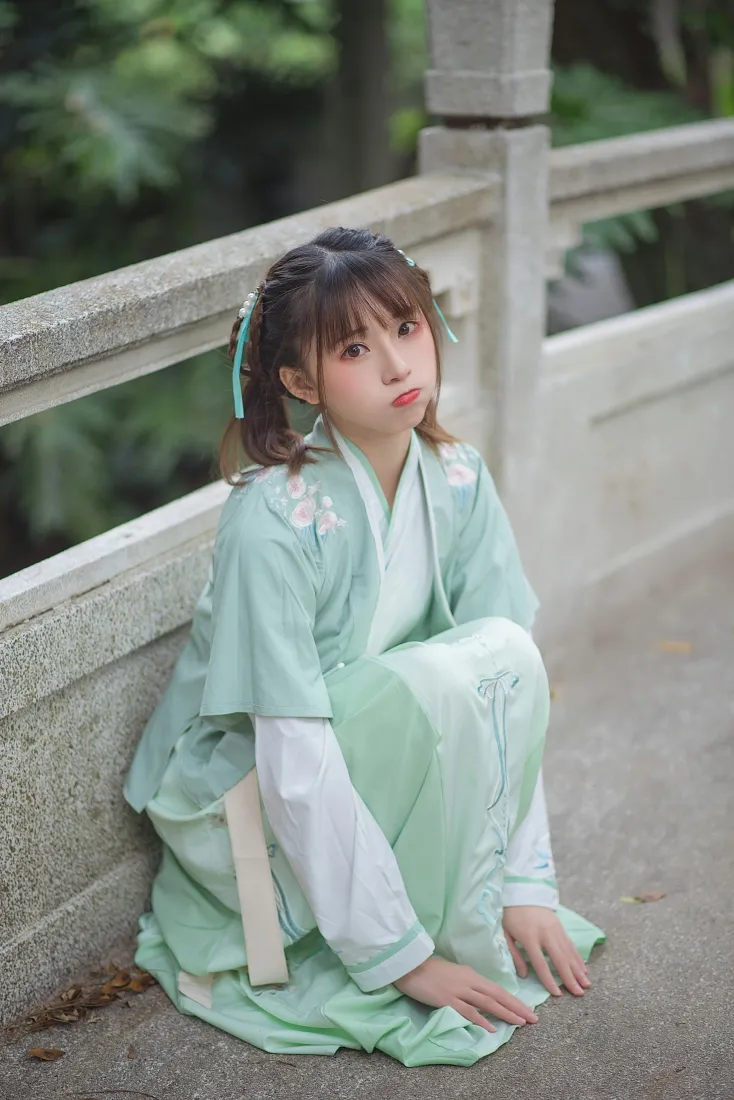 绮太郎Kitaro手机壁纸｜浅绿色汉服背景图片 - 户外甜美写真「哲风壁纸」