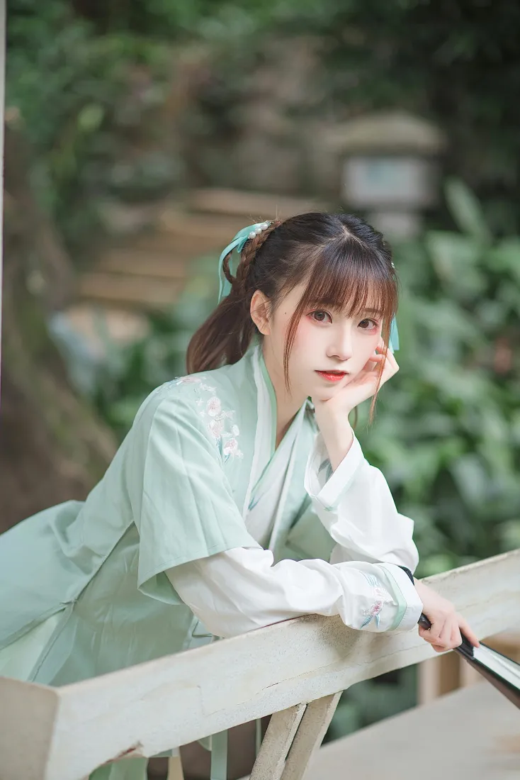 绮太郎Kitaro手机壁纸｜淡绿汉服庭院背景图片 - 古风甜美写真「哲风壁纸」