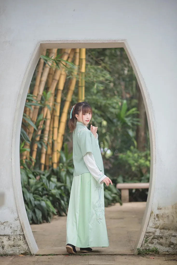绮太郎Kitaro手机壁纸｜古风园林背景图片 - 浅绿汉服写真「哲风壁纸」