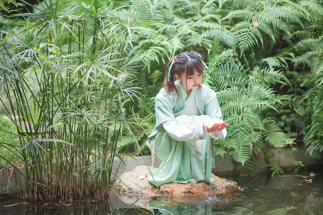6k绮太郎Kitaro壁纸｜汉服古风背景图片 - 户外绿植水边写真「哲风壁纸」