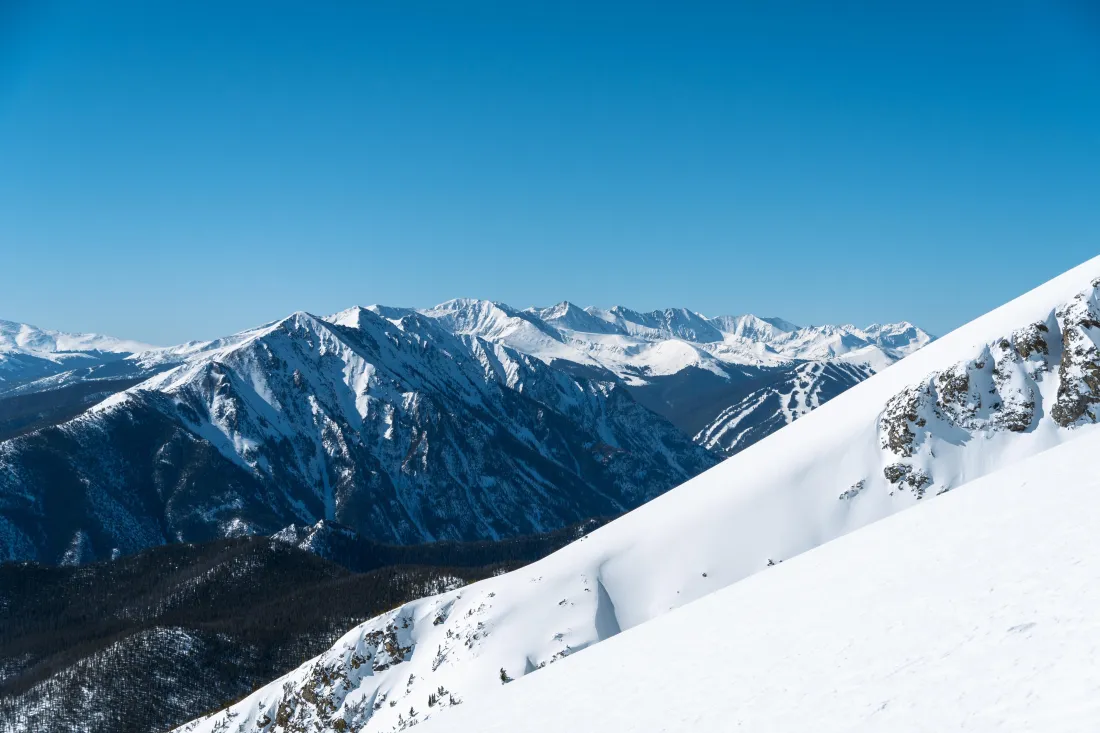 5k雪山壁纸｜连绵群峰背景图片 - 湛蓝晴空冬日自然景观「哲风壁纸」