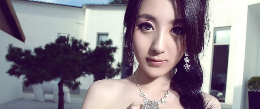 3k美女壁纸｜户外别墅背景图片 - 精致时尚写真「哲风壁纸」