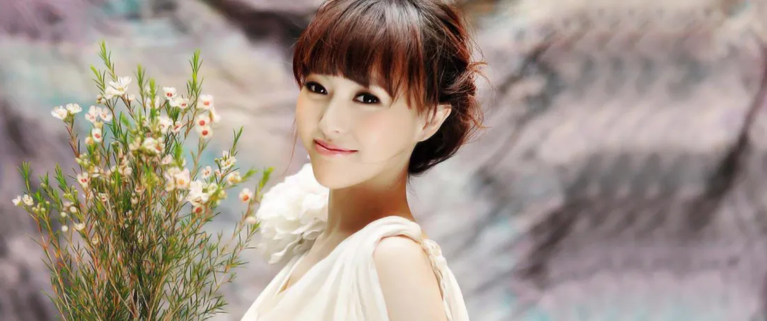 3k甜美女生壁纸｜浅紫花束背景图片 - 温柔氛围感写真「哲风壁纸」