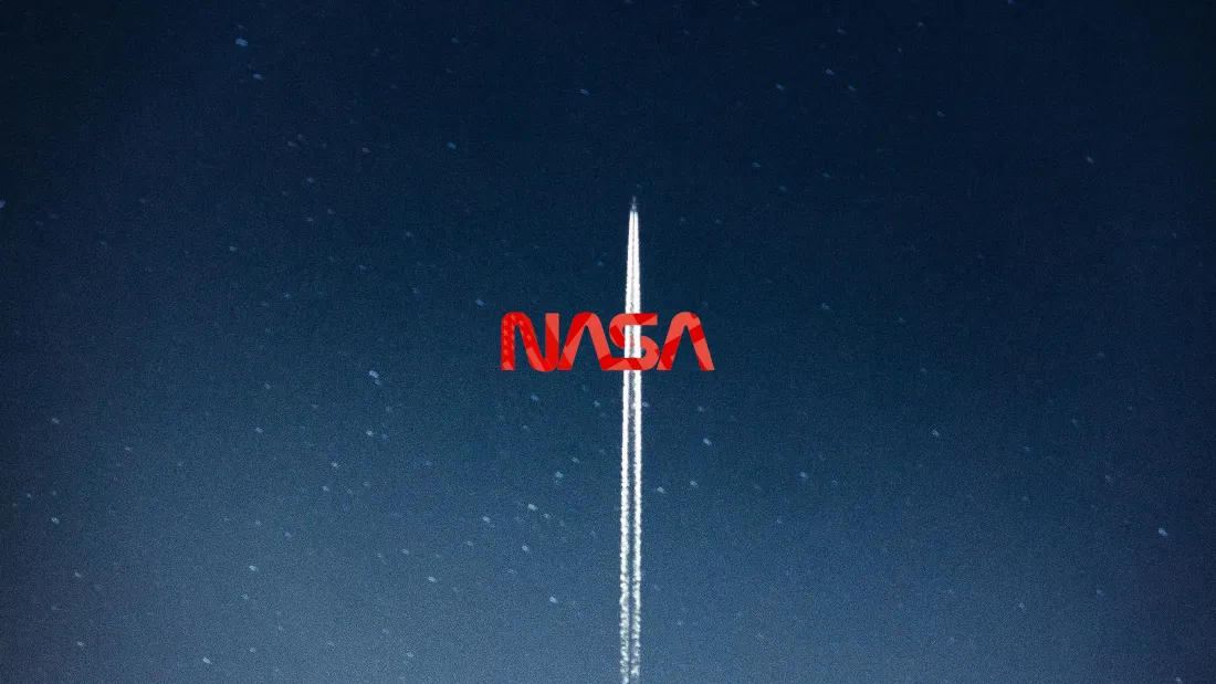 4kNASA壁纸｜深蓝色星空背景图片 - 红色logo火箭尾迹「哲风壁纸」