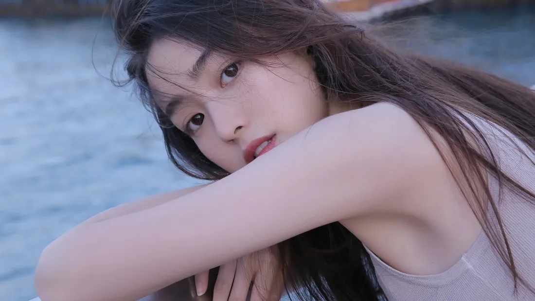 4k长发美女壁纸｜海边水面背景图片 - 养眼真人质感「哲风壁纸」