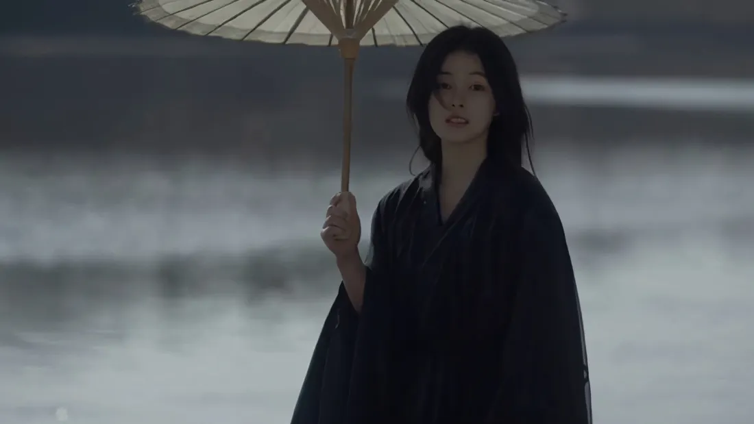 6k清冷古风黑衣少女壁纸｜水雾湖面背景图片 - 私镜系列「哲风壁纸」