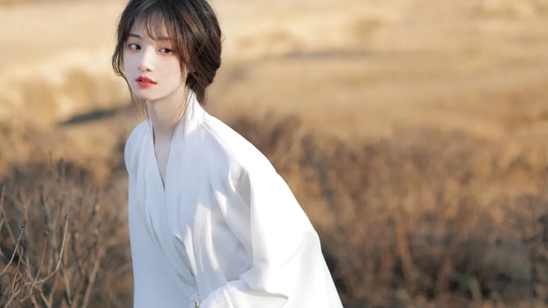 6k短发白衣少女壁纸｜秋日郊野背景图片 - 私镜系列清纯人像写真「哲风壁纸」
