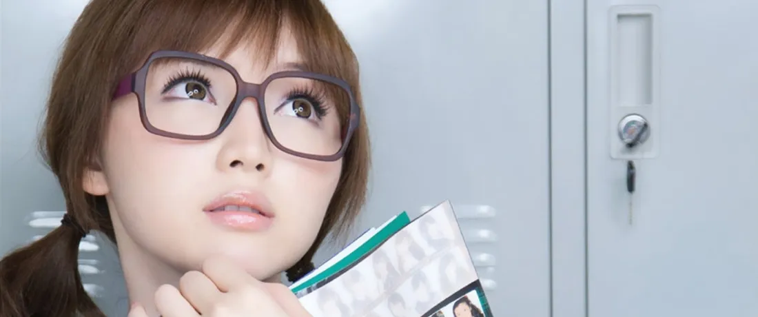 3k戴眼镜短发女生壁纸｜室内储物柜背景图片 - 清新学生风「哲风壁纸」