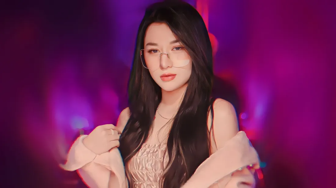 4k眼镜美女壁纸｜紫粉光影背景图片 - 御姐风氛围感写真「哲风壁纸」