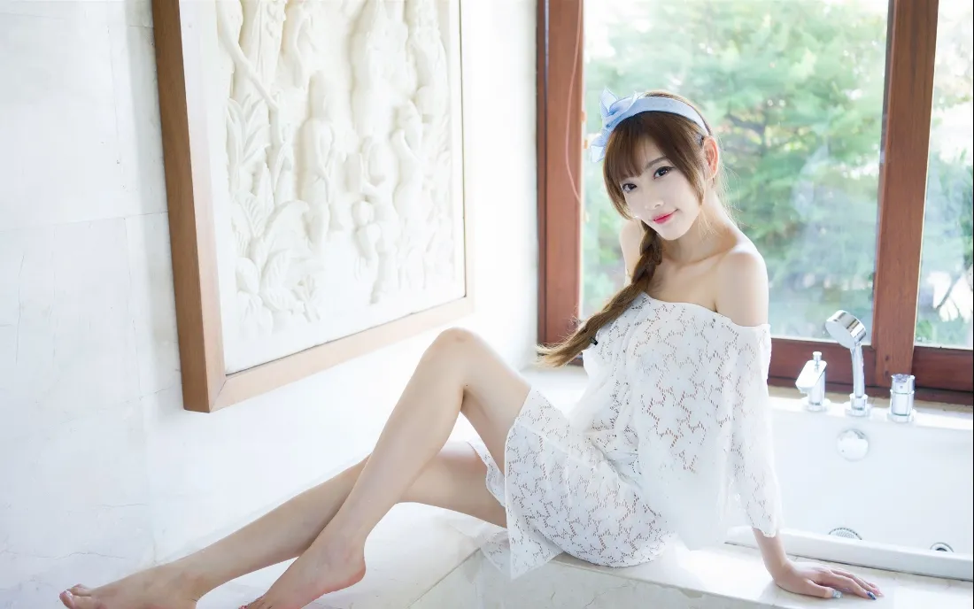 2k甜美少女壁纸｜居家窗边浴缸背景图片 - 白蕾丝露肩裙「哲风壁纸」