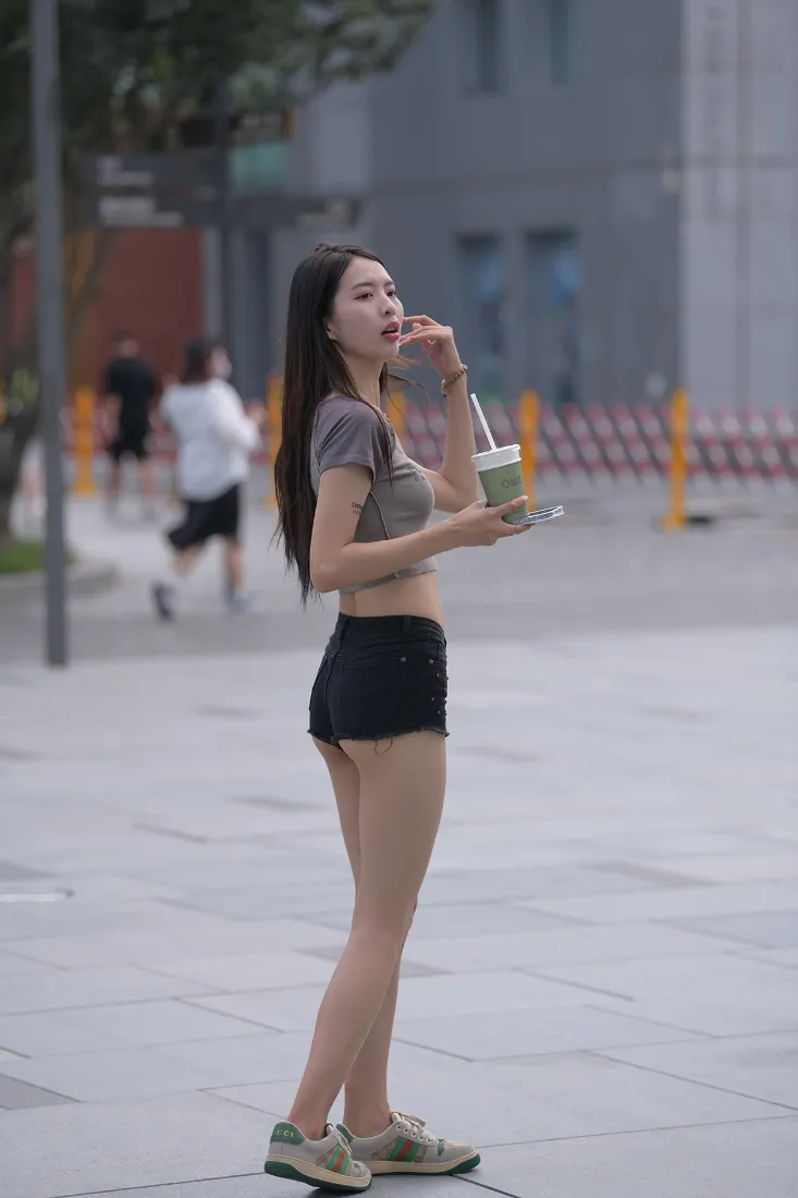 性感美女手机壁纸｜城市街头背景图片 - 夏日清凉穿搭「哲风壁纸」