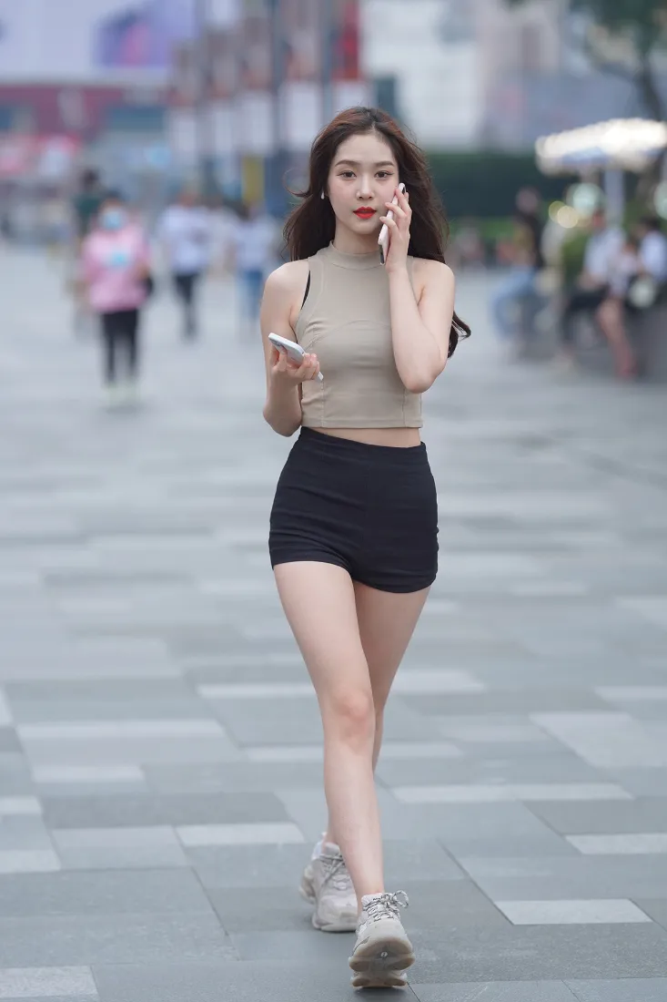 性感美女手机壁纸｜城市步行街背景图片 - 时尚穿搭「哲风壁纸」