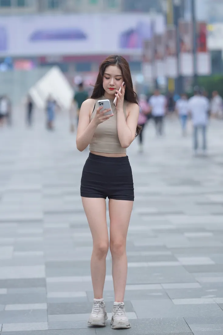 性感美女手机壁纸｜城市广场背景图片 - 时尚街拍「哲风壁纸」