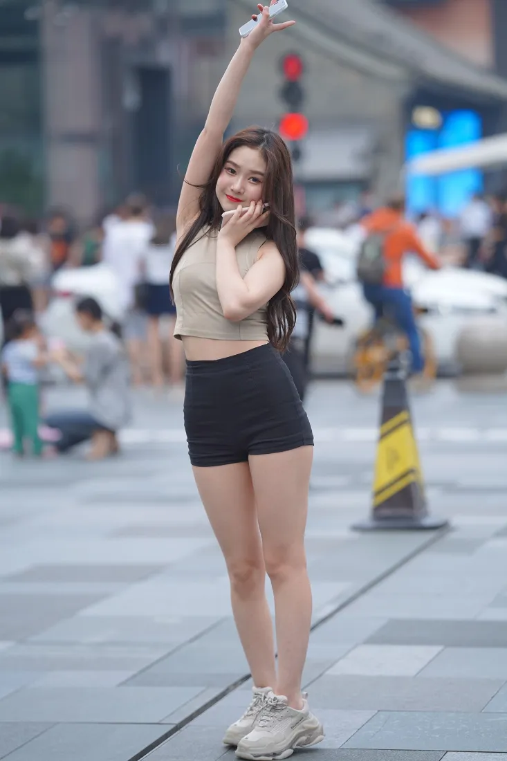 性感美女手机壁纸｜城市街景背景图片 - 时尚穿搭「哲风壁纸」