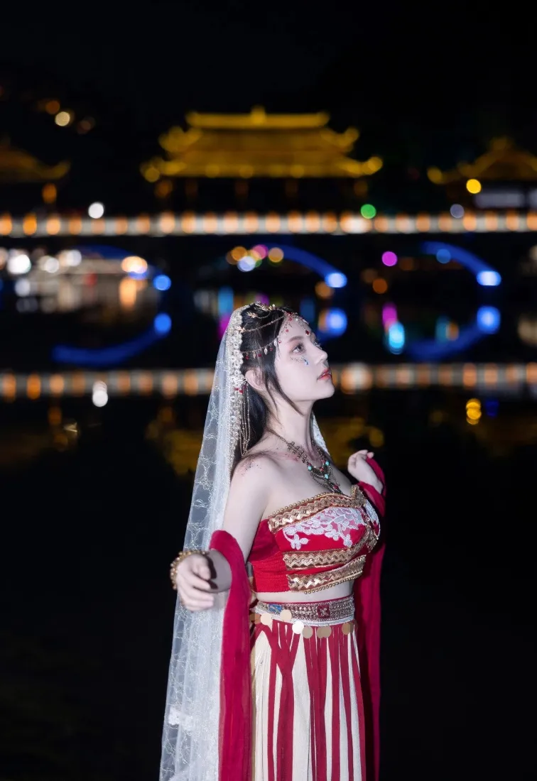 红衣民族风美女手机壁纸｜夜色古建背景图片 - 异域氛围感写真「哲风壁纸」