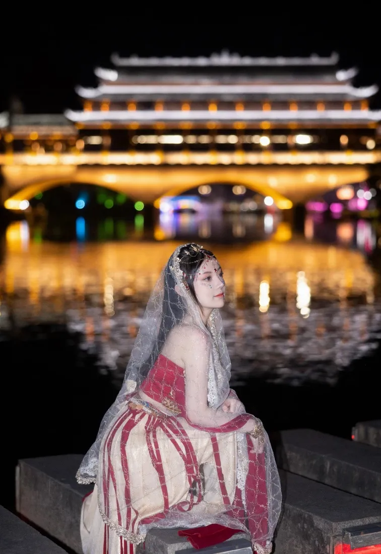民族风美女手机壁纸｜古建廊桥夜景背景图片 - 异域服饰穿搭「哲风壁纸」