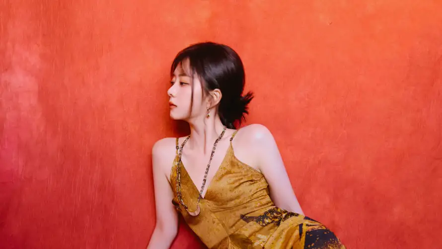 5k写真壁纸-女明星 - 性感-金色吊带裙壁纸推荐「哲风壁纸」