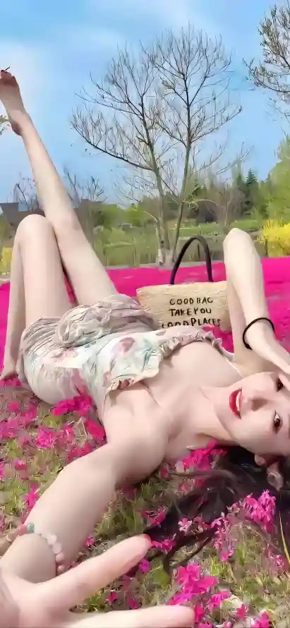 4k性感壁纸 - 美女 - 花丛 - 人物特写「哲风壁纸」