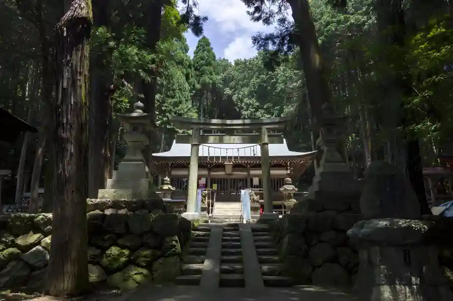 3k山间小屋壁纸-日本神社与森林景致-神社建筑「哲风壁纸」