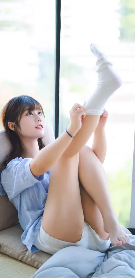 4k少女壁纸 - 居家 - 窗边 - 美女「哲风壁纸」