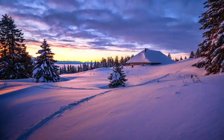 4k晨光壁纸-冬日晨光和雪地-小屋雪景壁纸分享「哲风壁纸」