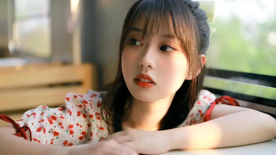 2k美女壁纸-室内窗边壁纸和魅力-碎花上衣免费下载「哲风壁纸」