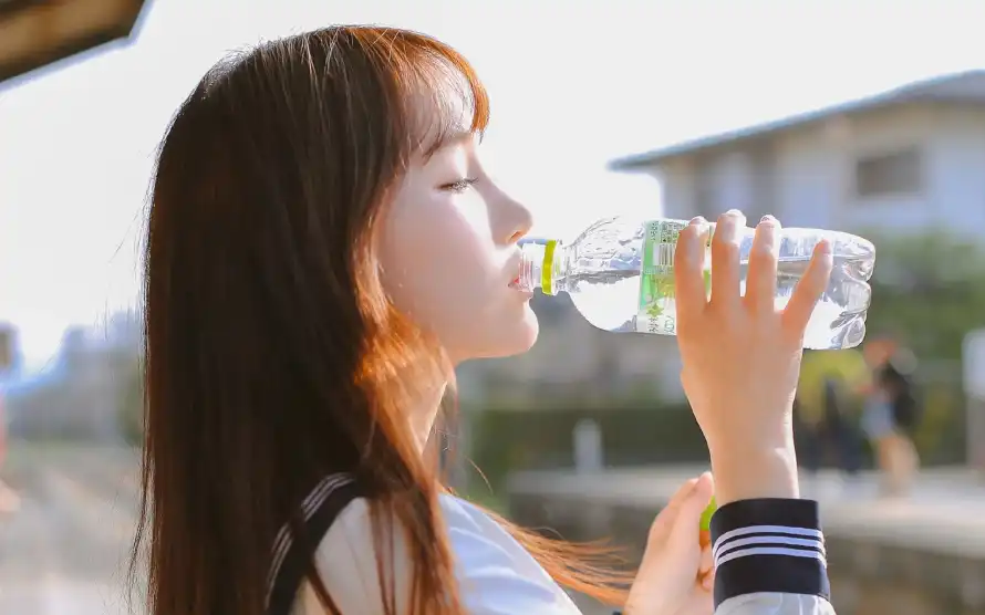 2k日系壁纸-喝水瞬间 - 美女-户外场景壁纸分享「哲风壁纸」