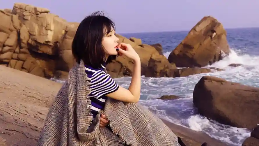 2k海边壁纸-少女写真 - 美女-岩石海浪免费下载「哲风壁纸」