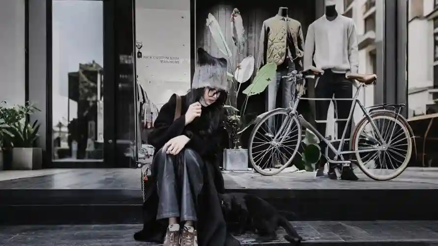 2k李柯以壁纸-橱窗背景 - 短剧女主-街头随拍「哲风壁纸」