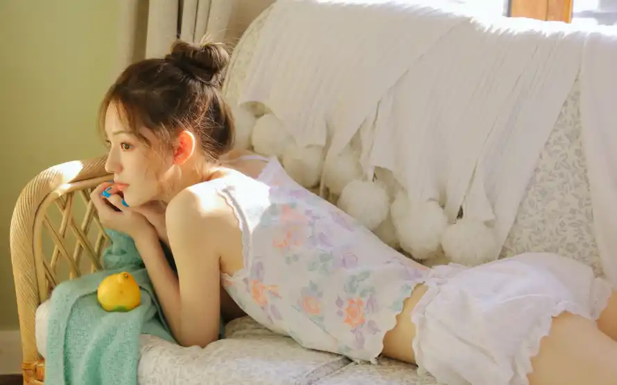 2k卧室壁纸-兔子玩偶 - 少女-室内场景壁纸分享「哲风壁纸」