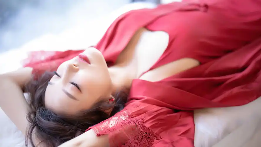 4k美女壁纸-红睡衣和卧室场景-女性写真「哲风壁纸」
