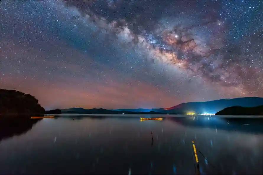 4k宇宙壁纸 - 星空 - 云南泸沽湖 - wallpaper「哲风壁纸」